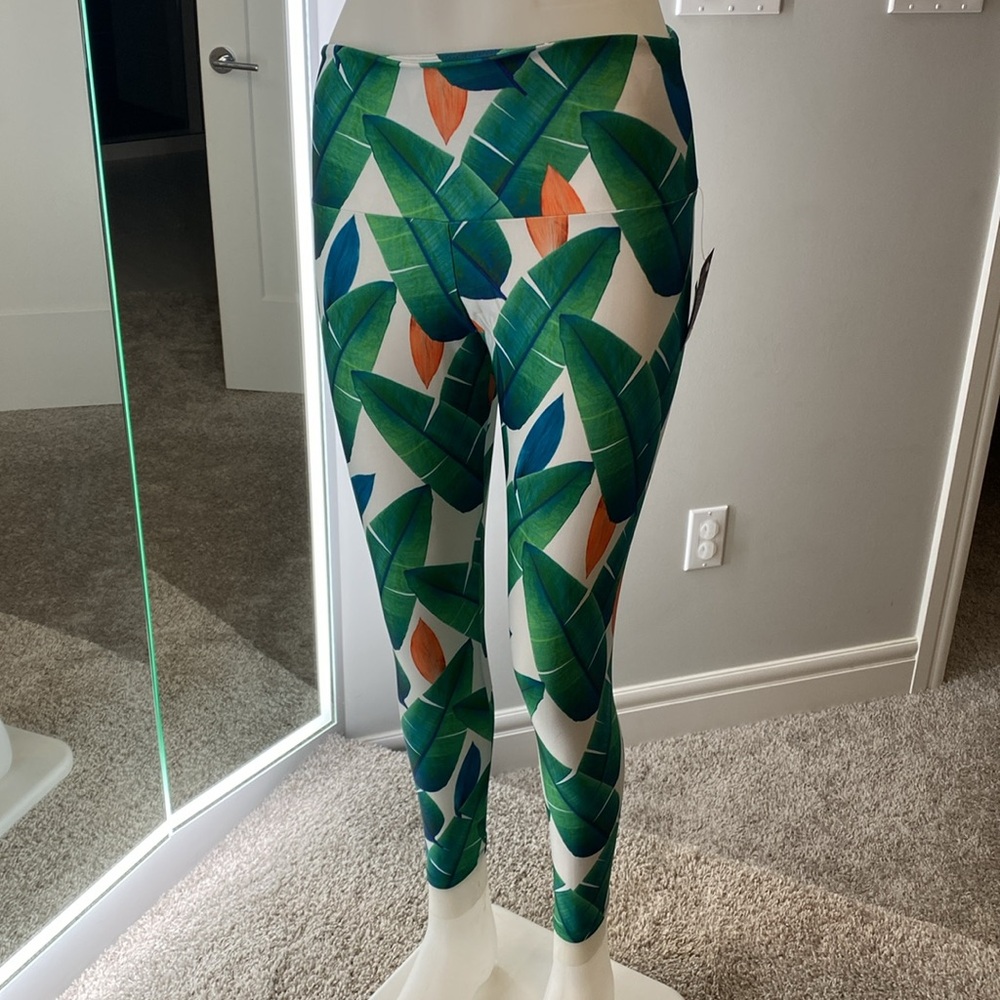 Onzie Yoga Cabana Graphic leggings. High waisted. Midi length. BNWT